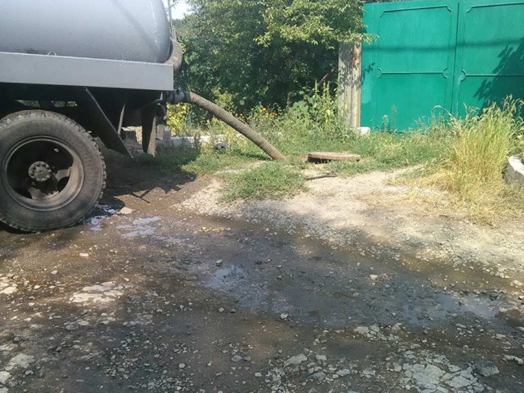 В Харьковской больнице прорвало канализацию, начало заливать дома местных жителей (ФОТО)