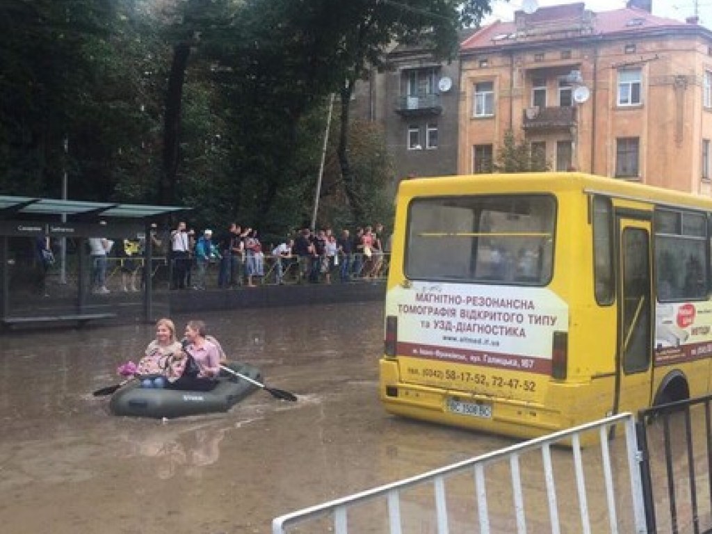 Ливень во Львове: жители затопленного города пересели на лодки (ВИДЕО)