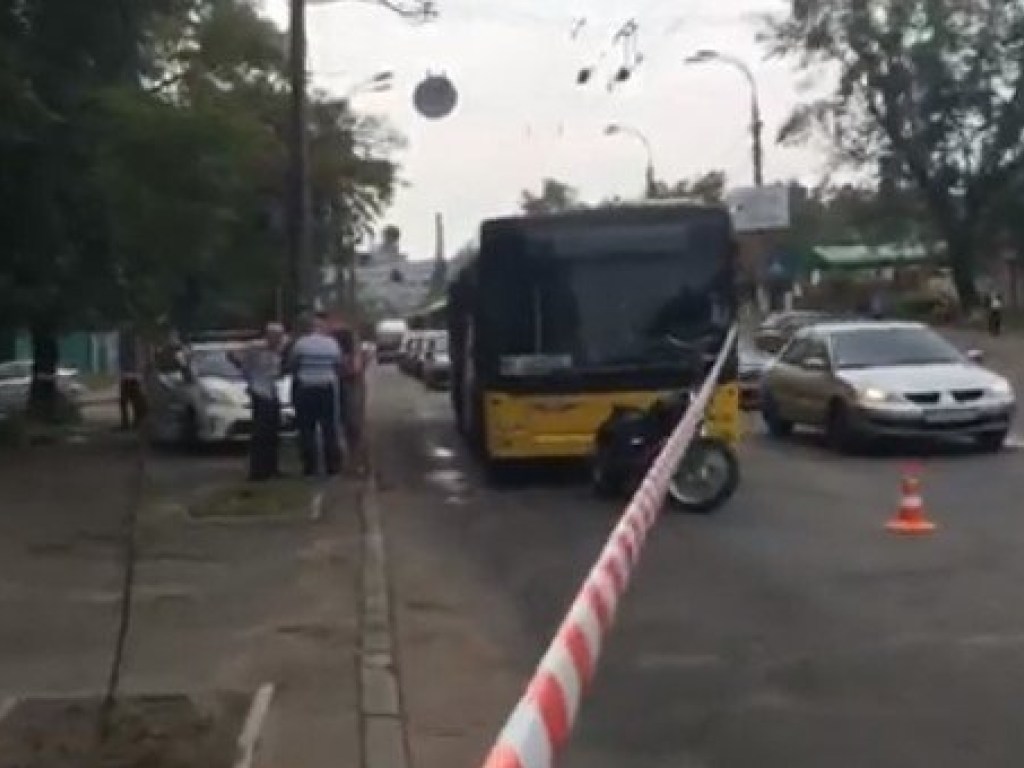 Появилось видео, как байкер стрелял по водителю троллейбуса в Киеве