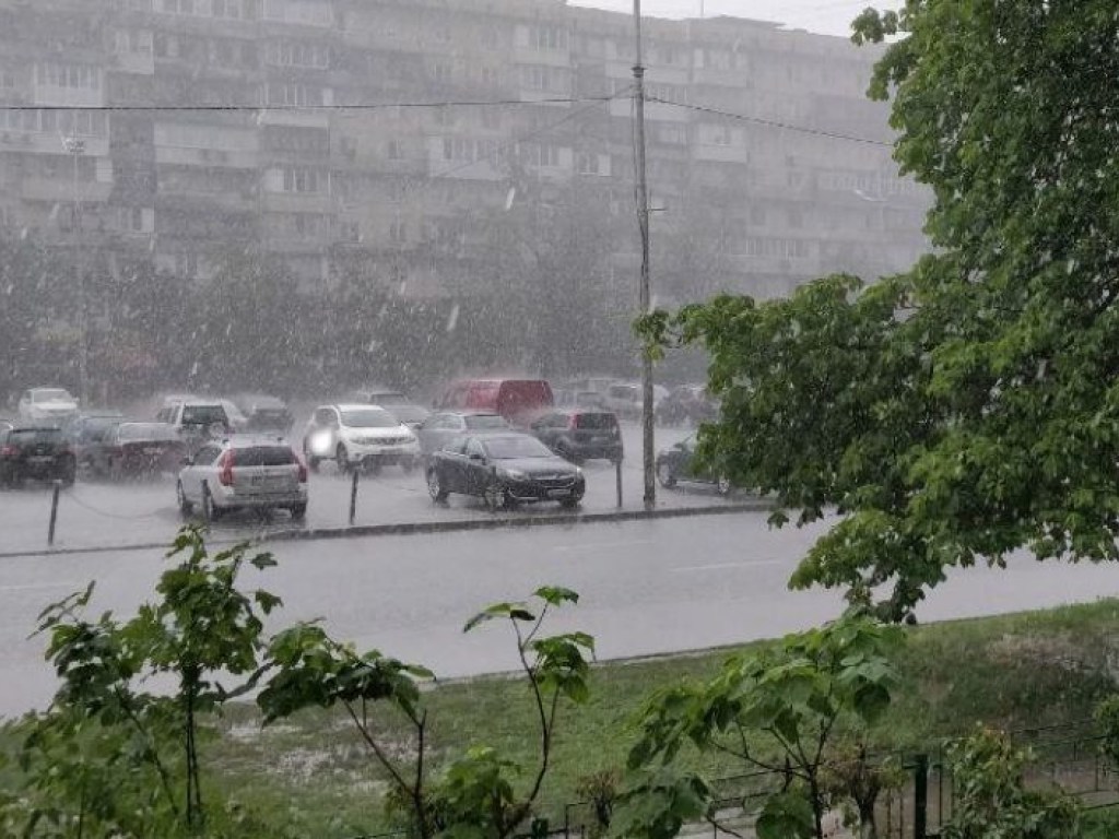 Погода на завтра: на западе Украины пройдут дожди, на востоке будет сухо и жарко