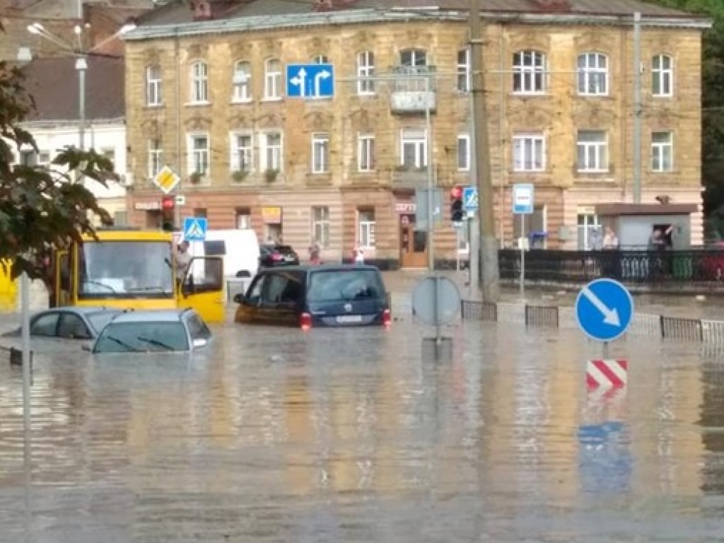 Потоп во Львове: появилось видео массовой эвакуации людей из затопленных авто и маршруток