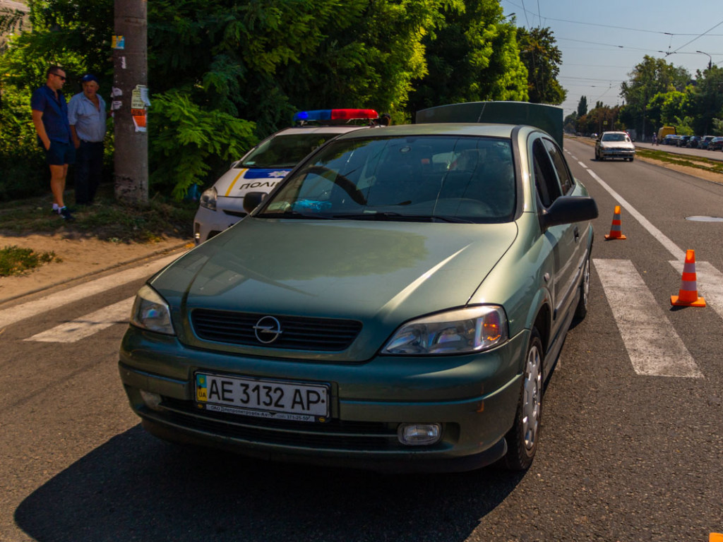 В Днепре Opel сбил девушку на «зебре» (ФОТО, ВИДЕО)