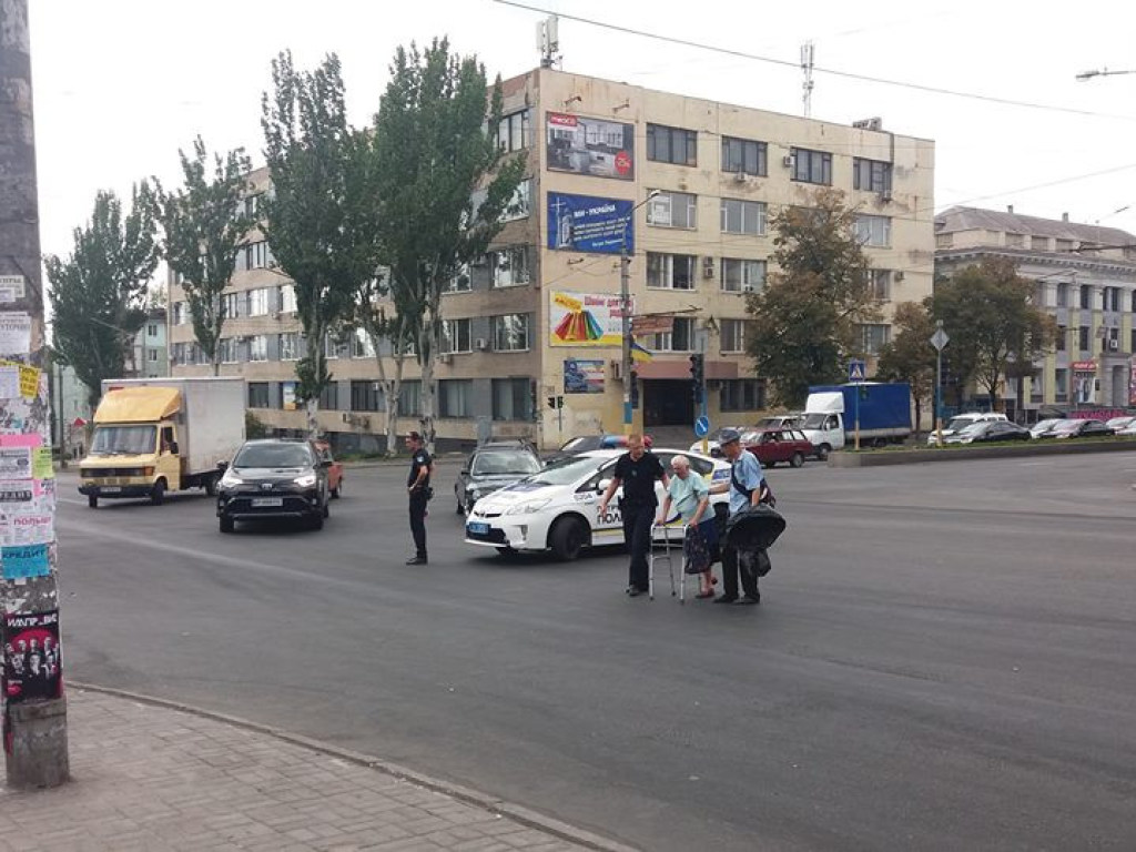 В Запорожье полицейские остановили транспорт по всей дороге из-за бабушки (ФОТО)