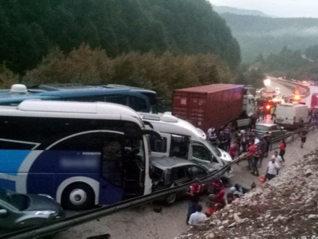 В Турции в ДТП разбились 30 автомобилей, 15 человек госпитализировали (ФОТО)