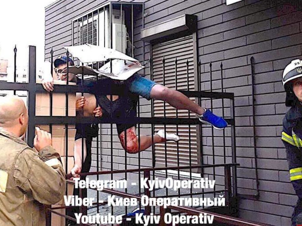 Пытался перелезть забор: На Оболони в Киеве мужчина оказался на штырях ограждения (ФОТО)
