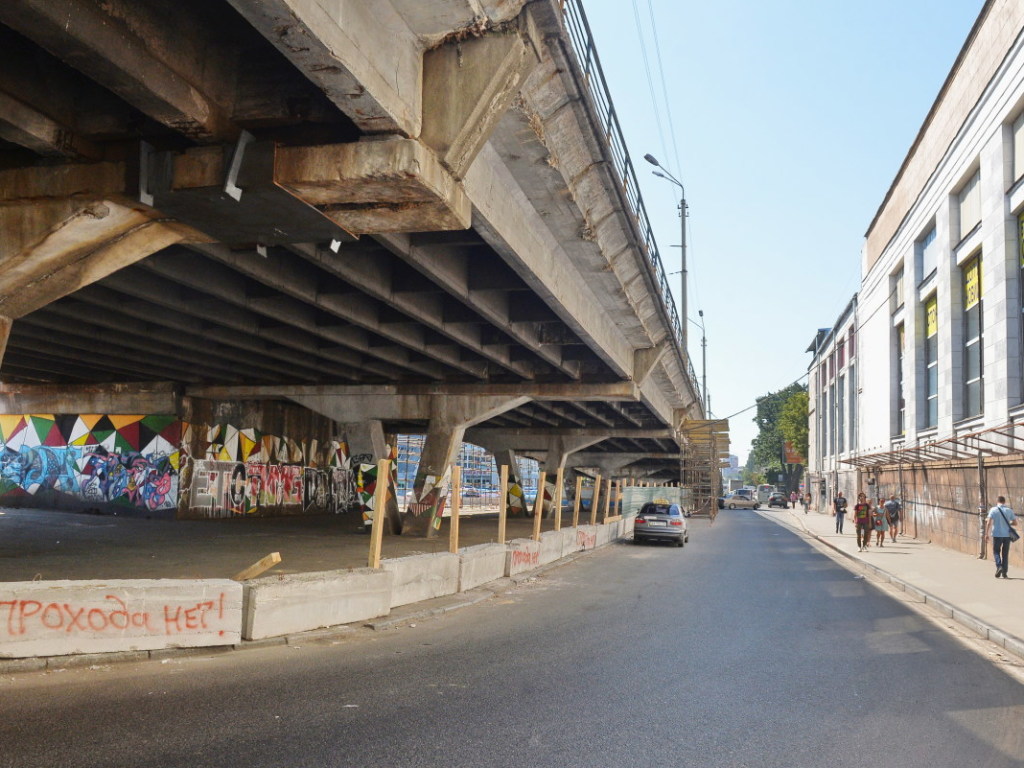 В Киеве частично перекрыли Шулявский мост: городские власти организовали объездные маршруты