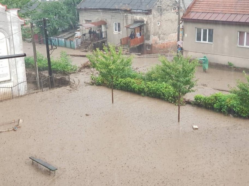 Мощный ливень на Закарпатье: затопленные дома и эвакуация людей (ФОТО, ВИДЕО)