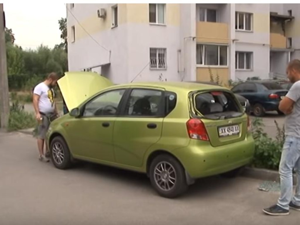 Месть за неаккуратную парковку: депутат обстрелял Chevrolet соседки (ВИДЕО)