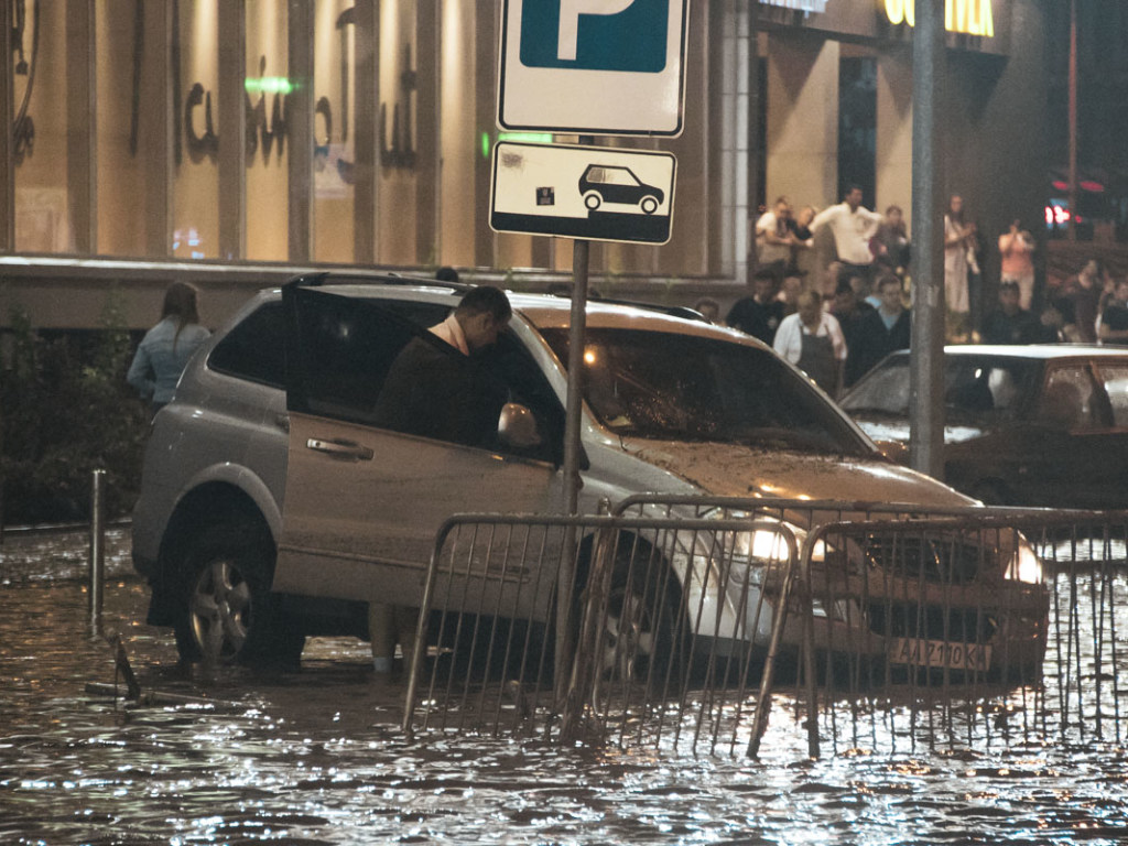 Автомобили смывало с дороги: Ночью в Киеве прошел мощный ливень, затопило ТРЦ в центре (ФОТО, ВИДЕО)