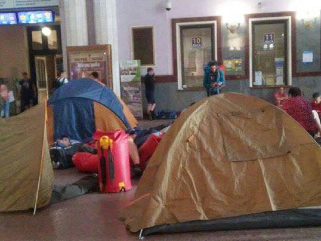 Позор «Укрзализныци»: Из-за опоздания поезда пассажиры ночевали в палатках (ФОТО)