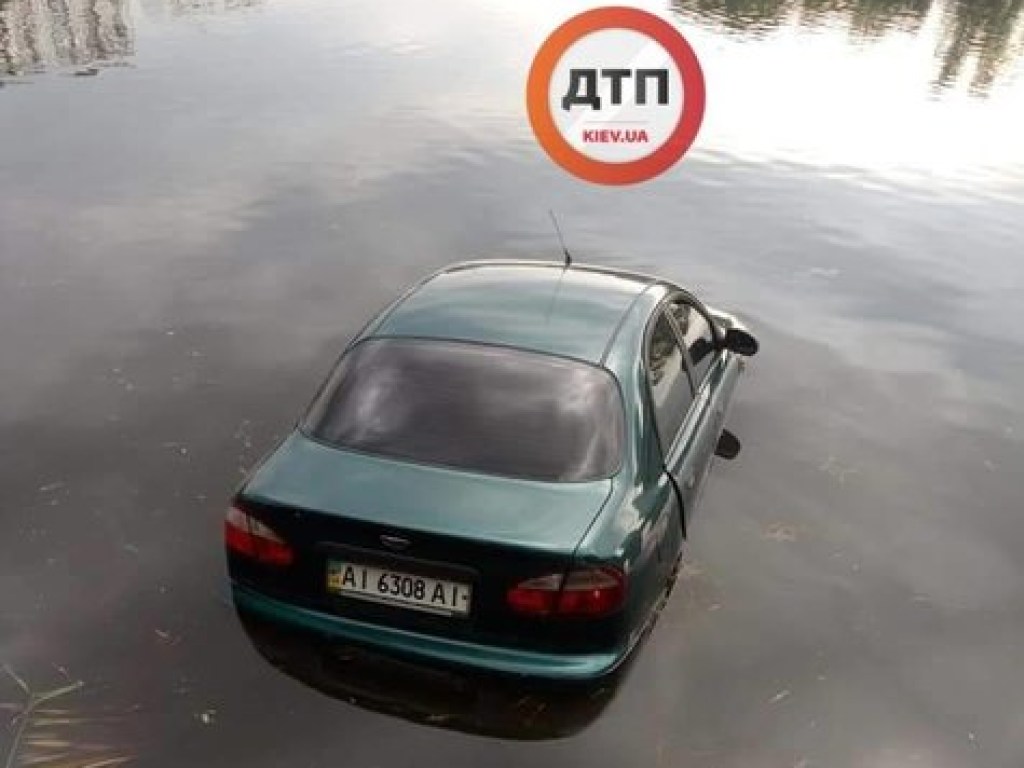 На столичных Березняках легковушка утонула в озере Тельбин (ФОТО)