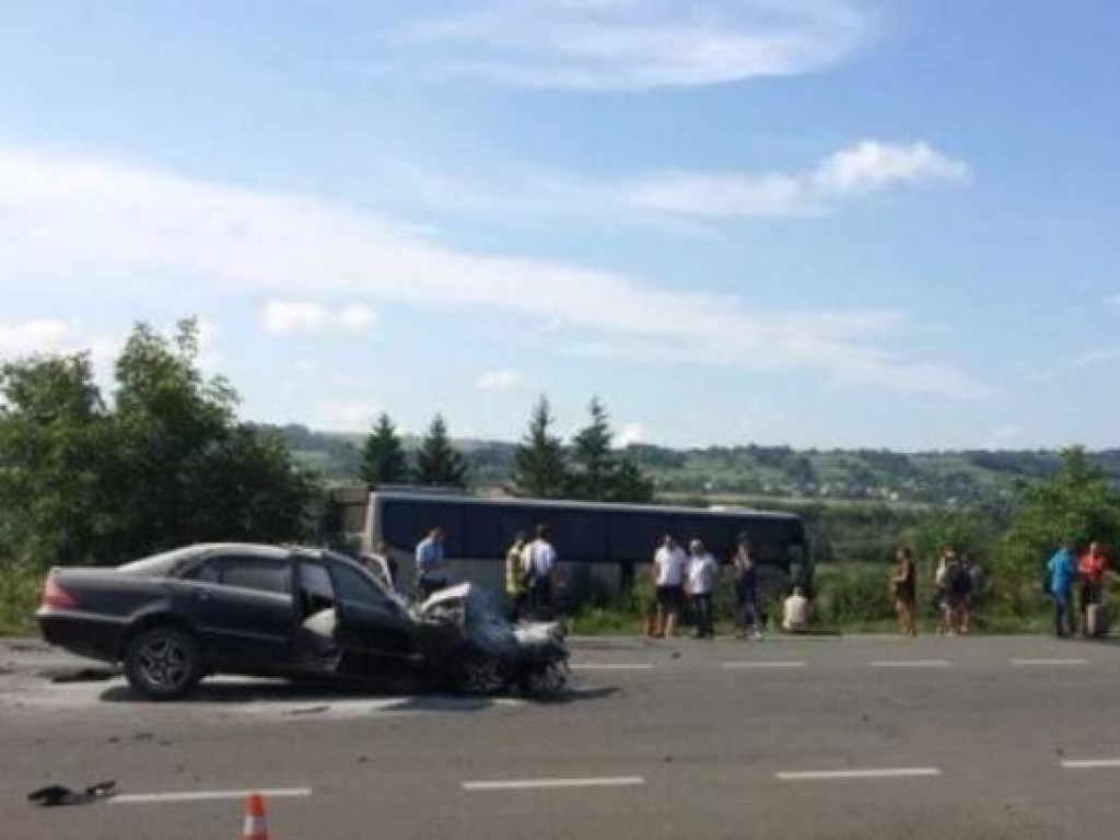 На Львовщине после столкновения с Mercedes в кювет слетел автобус с 44 туристами (ФОТО)