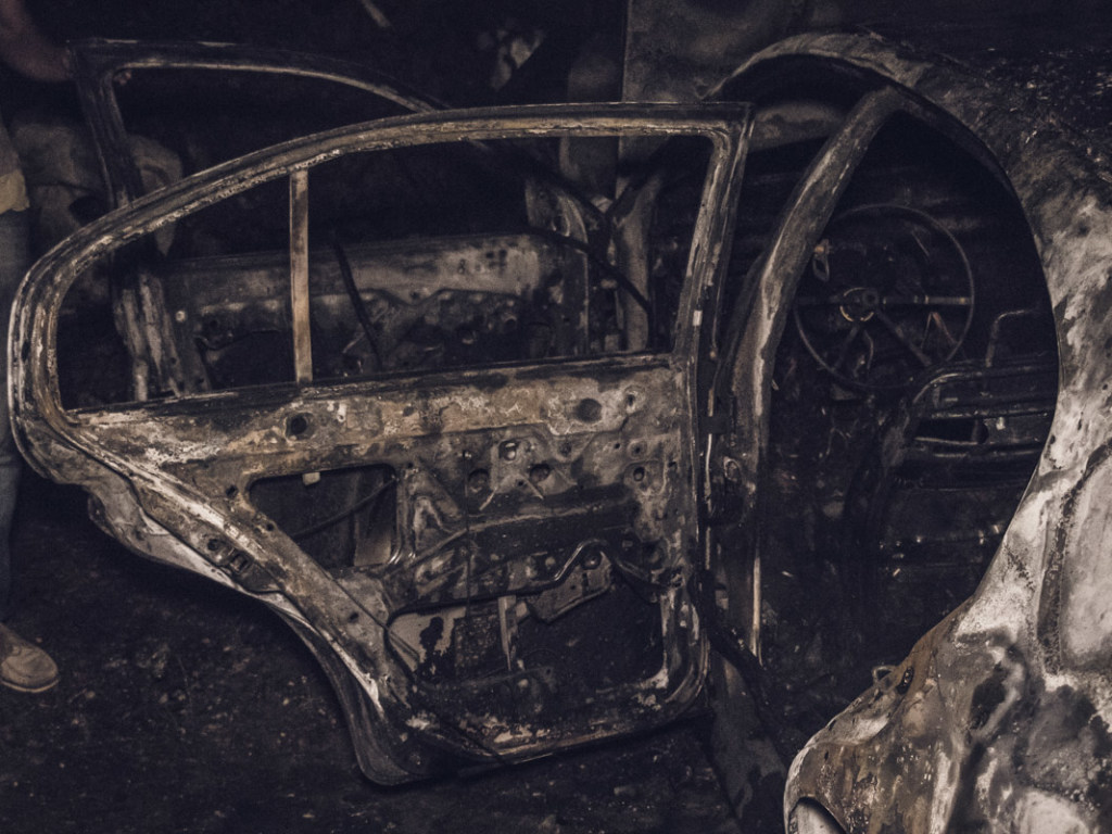 На территории столичного музея дотла сгорела машина (ФОТО, ВИДЕО)
