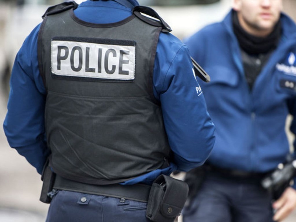 Во Франции пьяный мужчина поссорился с охранником клуба, после чего протаранил толпу на авто