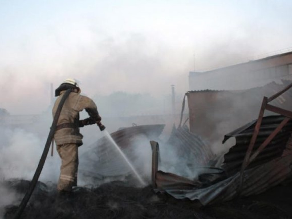 Экологическое ЧП в Запорожье: Мощный пожар на заводе, горели шины (ФОТО, ВИДЕО)