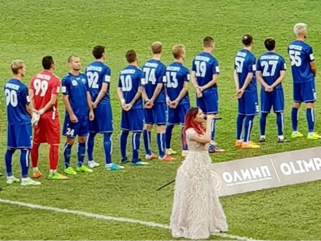 Футболист из Украины отвернулся от флага России во время исполнения гимна перед матчем (ФОТО)