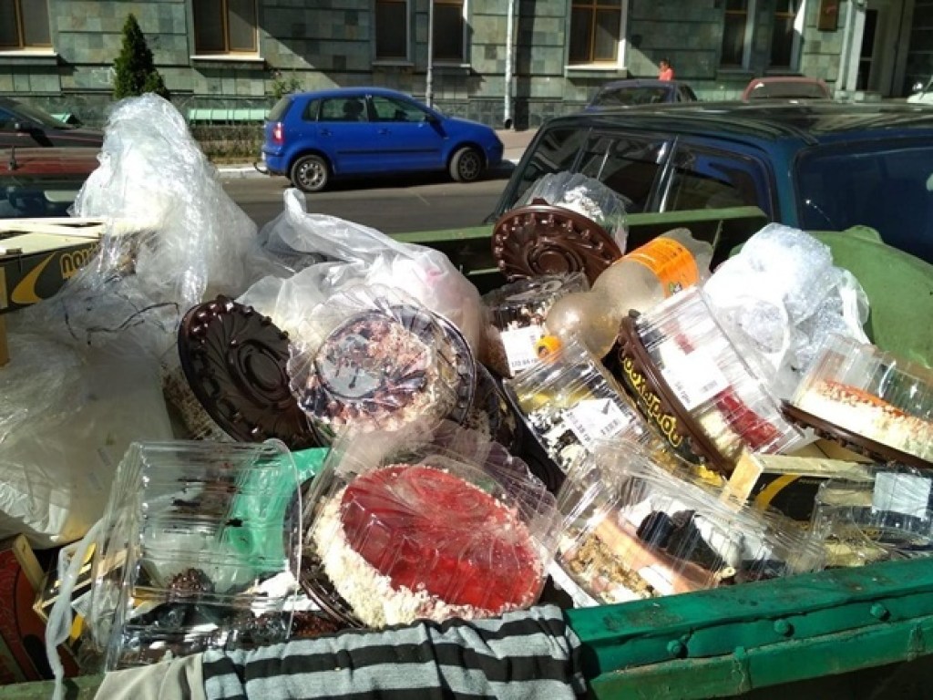 Утилизация по-одесски : Крупная сеть супермаркетов выбрасывает продукты в мусор (ФОТО, ВИДЕО)