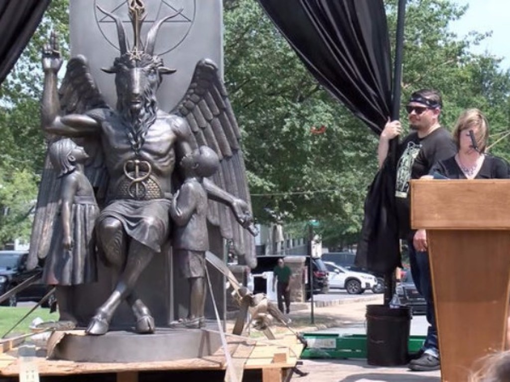 Активисты установили 2,5-метровую статую дьявола (ФОТО)
