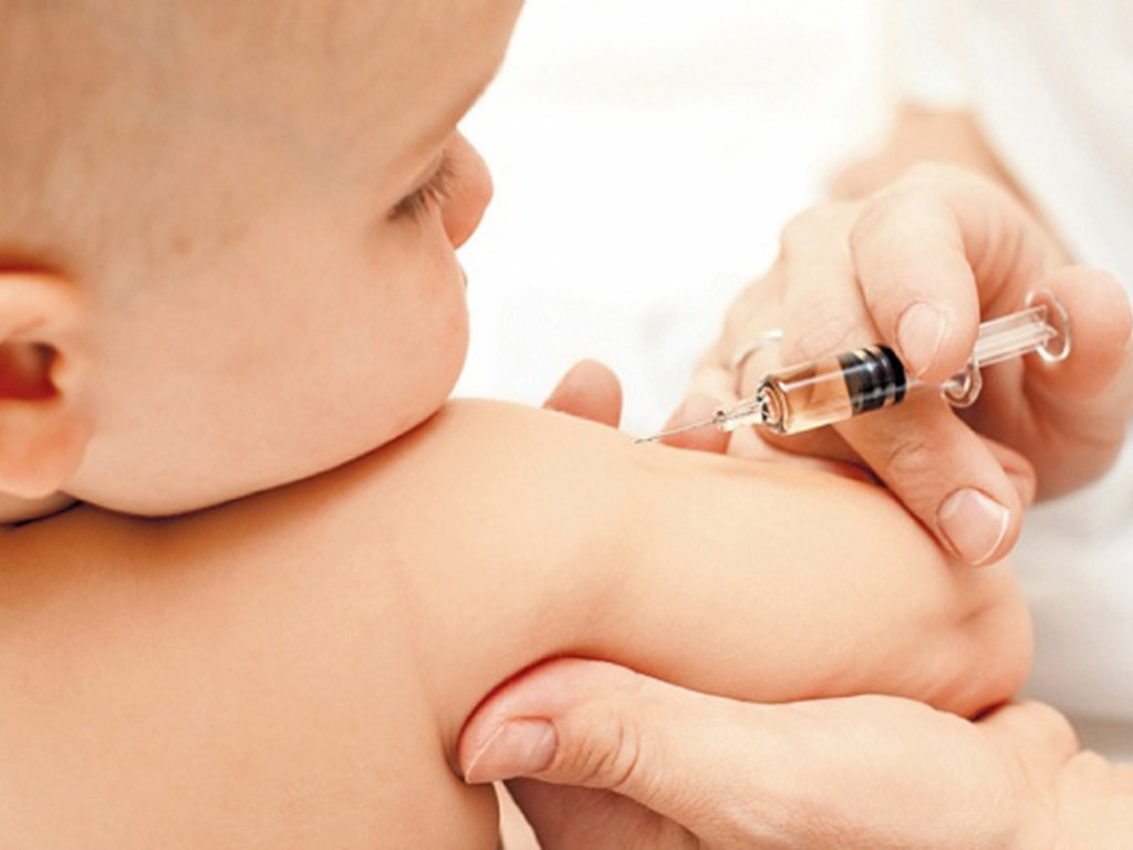 Делать детям прививки можно не ранее, чем через месяц после каких-либо вирусов или отравлений &#8212; врач