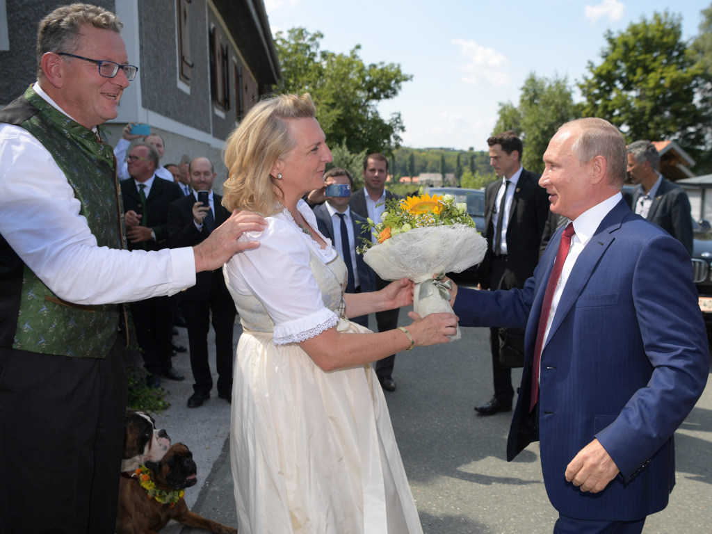 Закружил в вальсе: Путин станцевал с главой МИД Австрии на ее свадьбе (ВИДЕО)