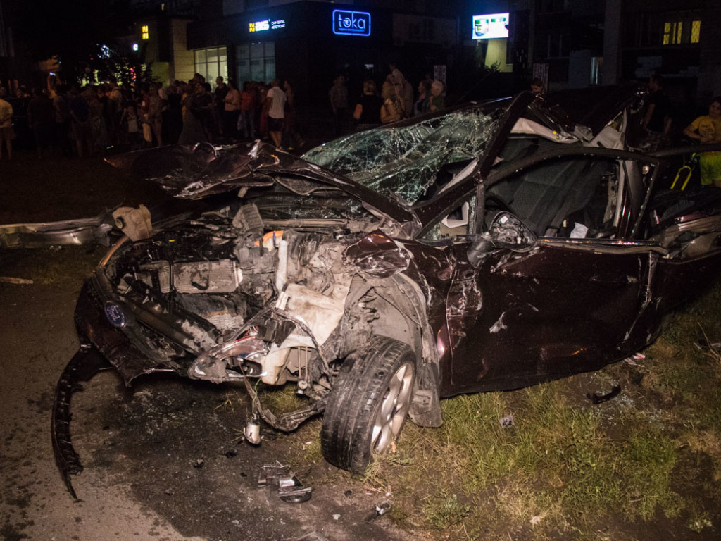 В Киеве на Днепровской набережной неадекват за рулем BMW на высокой скорости разбил три авто (ФОТО, ВИДЕО)