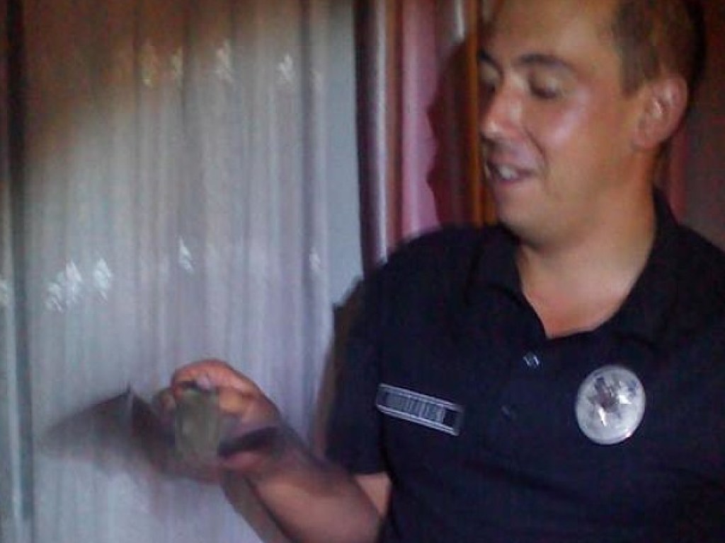 В Бердянске патрульные спасали женщину от летучей мыши (ФОТО)