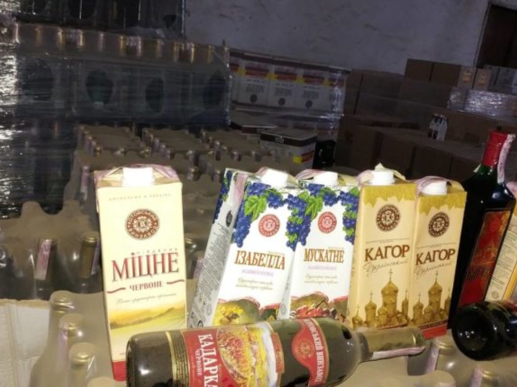 В Запорожье у местной фирмы изъяли почти 50 тысяч литров алкоголя (ФОТО)