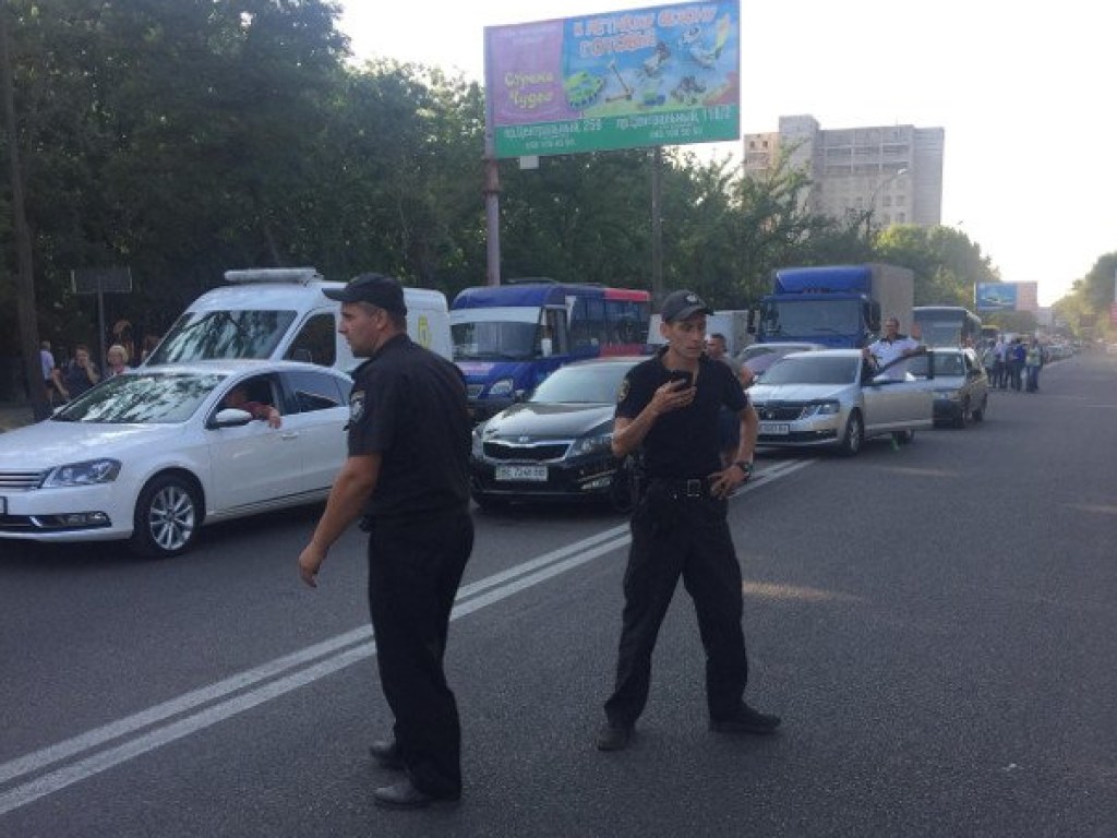 В Николаеве «Фольксваген» сбил одного из пикетчиков, перекрывших проспект в знак протеста (ФОТО, ВИДЕО)