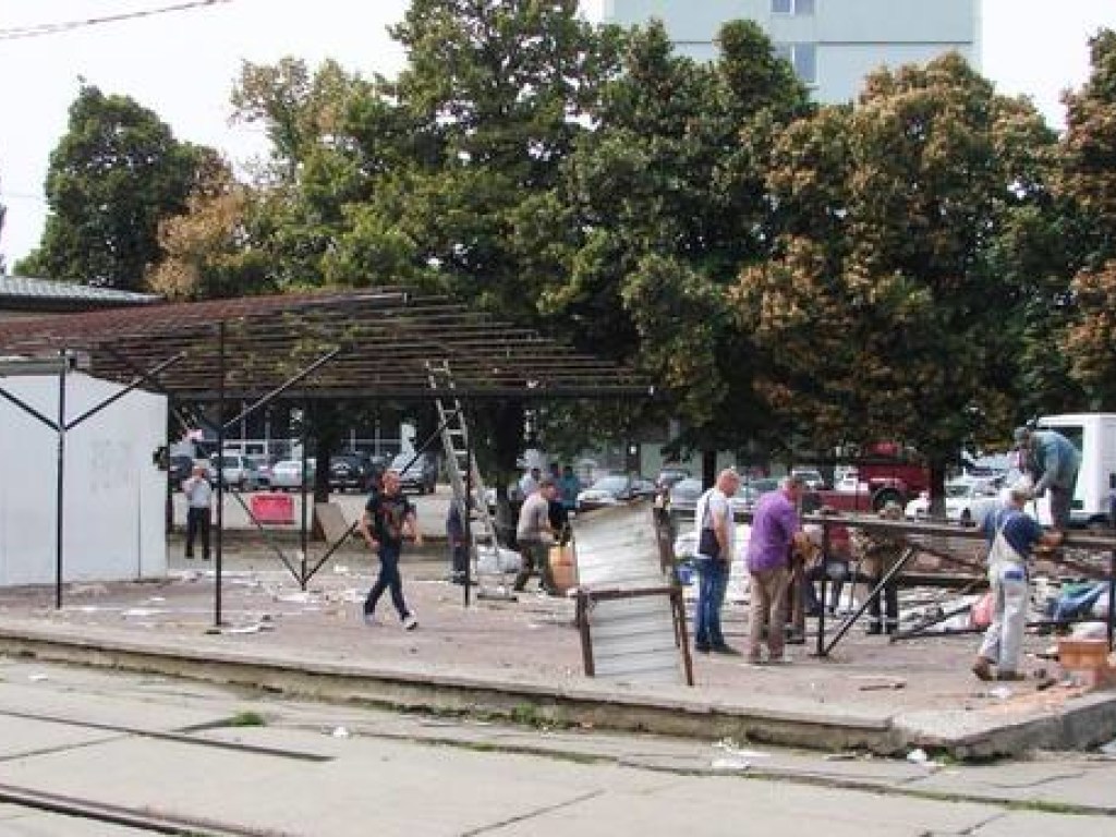 В Киеве у метро «Берестейская» снесли гигантский ларек «сэконд хэнда» (ФОТО)
