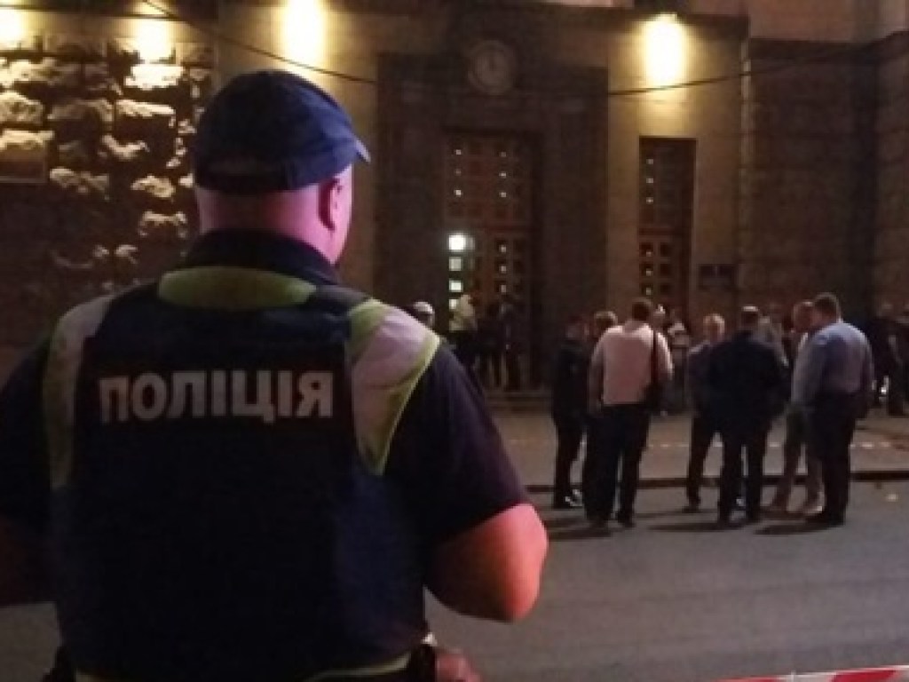 Во время перестрелки у горсовета в Харькове погиб полицейский (ФОТО, ВИДЕО)