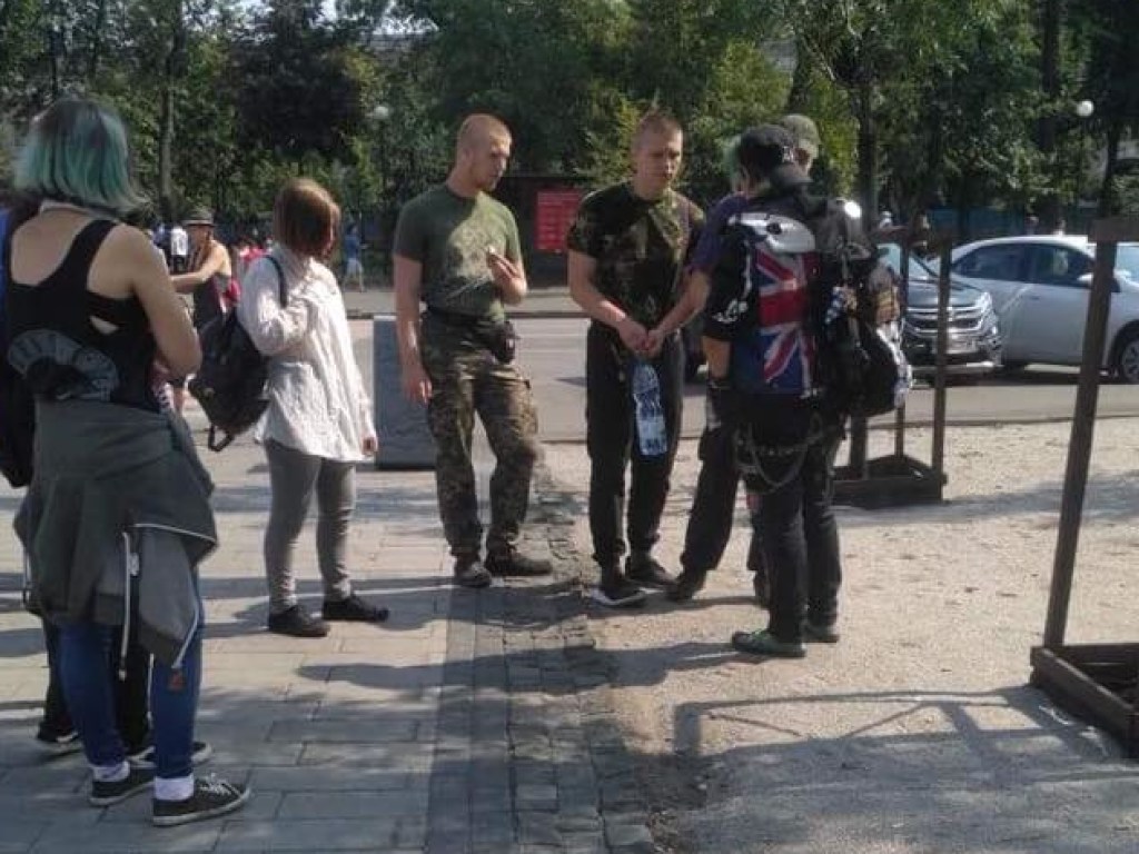Не понравилась внешность: В центре Киева трое неизвестных в камуфляже напали на девушку (ФОТО)
