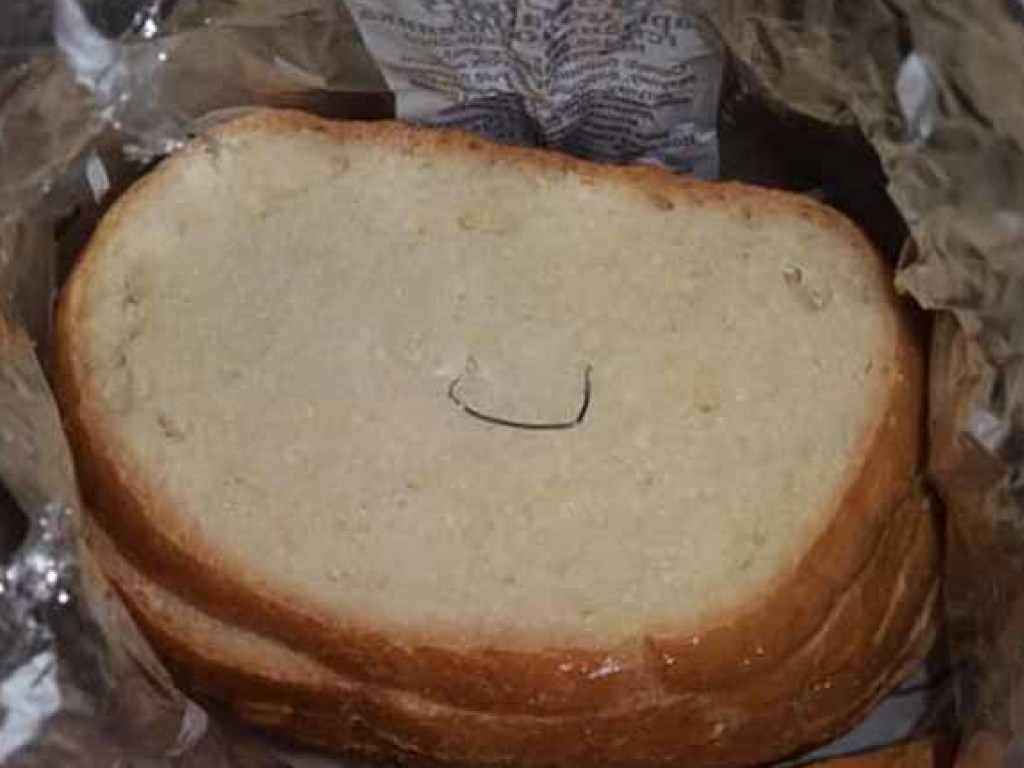 Жительница Днепра купила хлеб с проволокой (ФОТО)