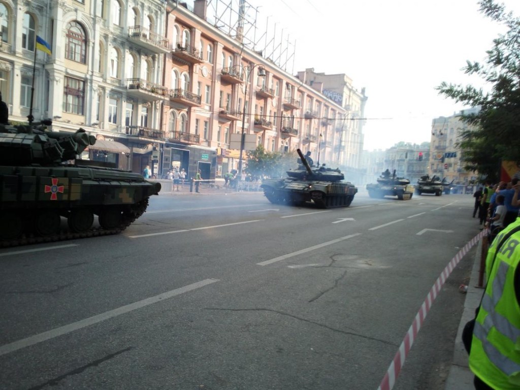 В Киеве показали модернизированные танки Т-64БВ (ФОТО)