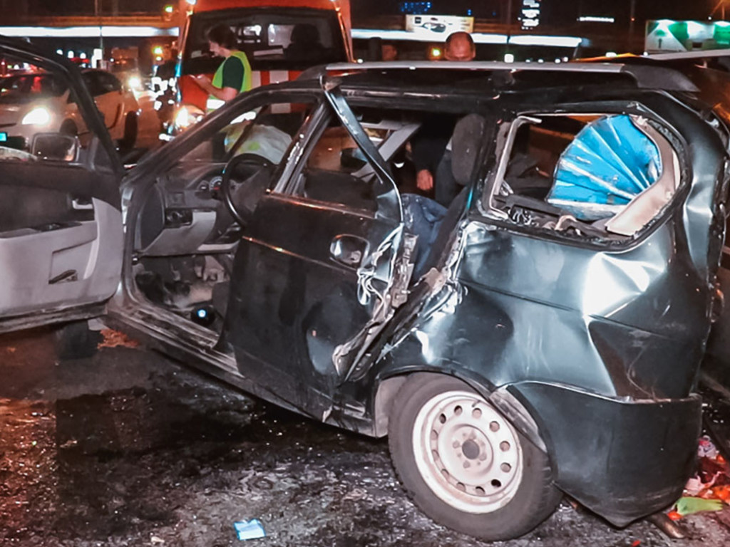 В Киеве на Осокорках микроавтобус Mercedes влетел в Lada: пострадали 5 человек (ФОТО, ВИДЕО)