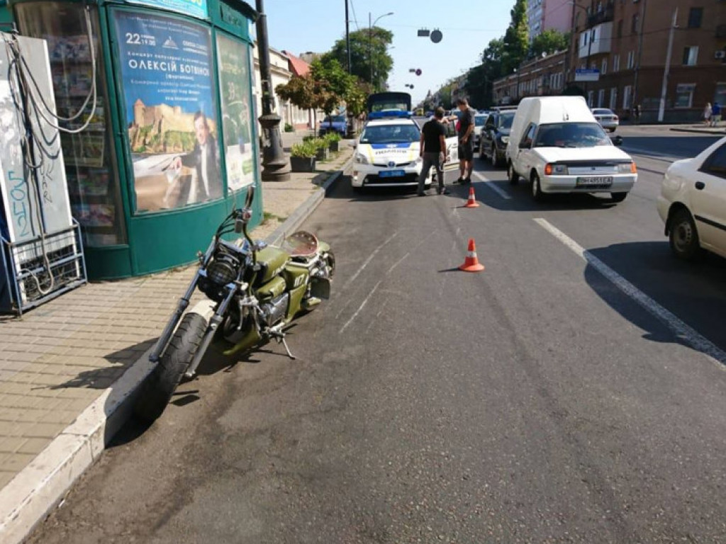 В Одессе мотоциклист сбил женщину, перебегавшую дорогу в неположенном месте (ФОТО)