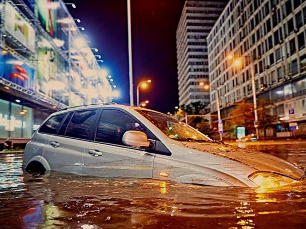 Киевские власти должны хотя бы извиниться за потоп в столице и порчу автомобилей – экс-мэр Киева