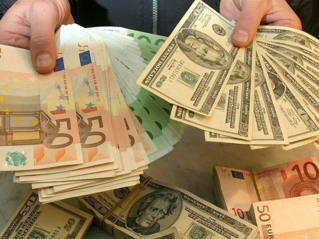 Украинцы стали меньше продавать валюты (ИНФОГРАФИКА)