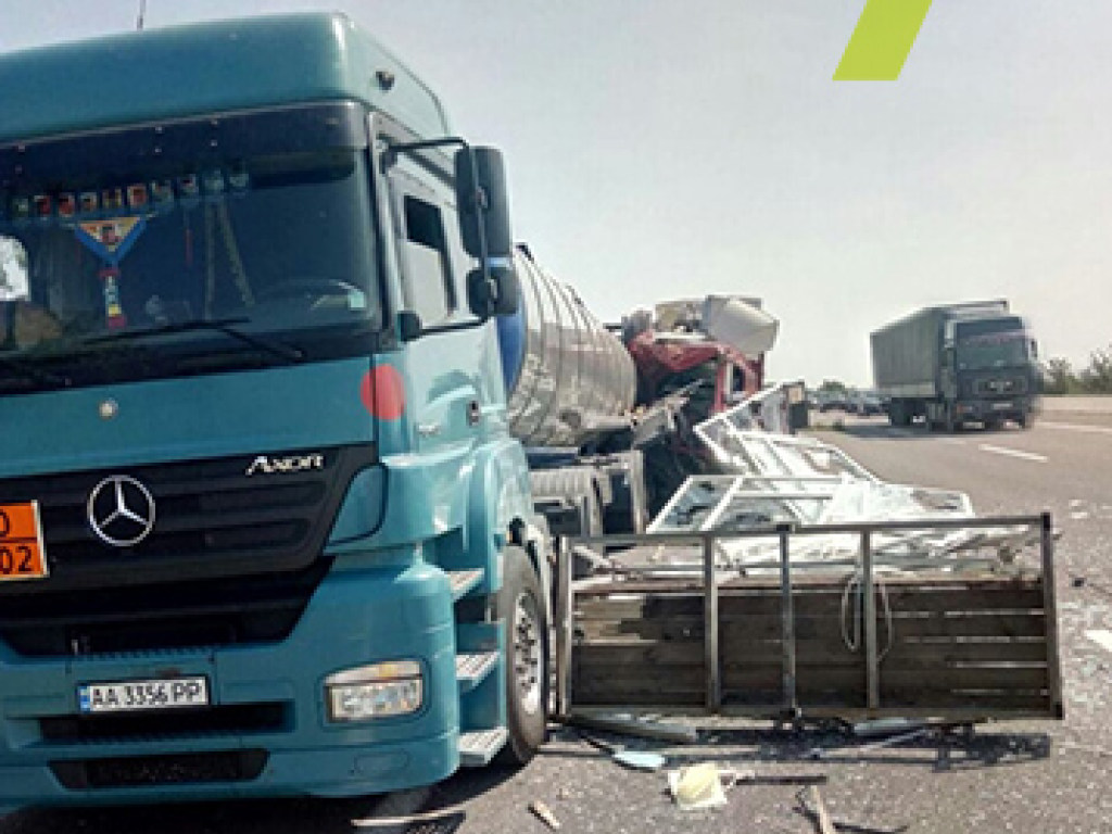 В ДТП на трассе Одесса-Киев столкнулись грузовик и фура: есть пострадавшие (ФОТО)