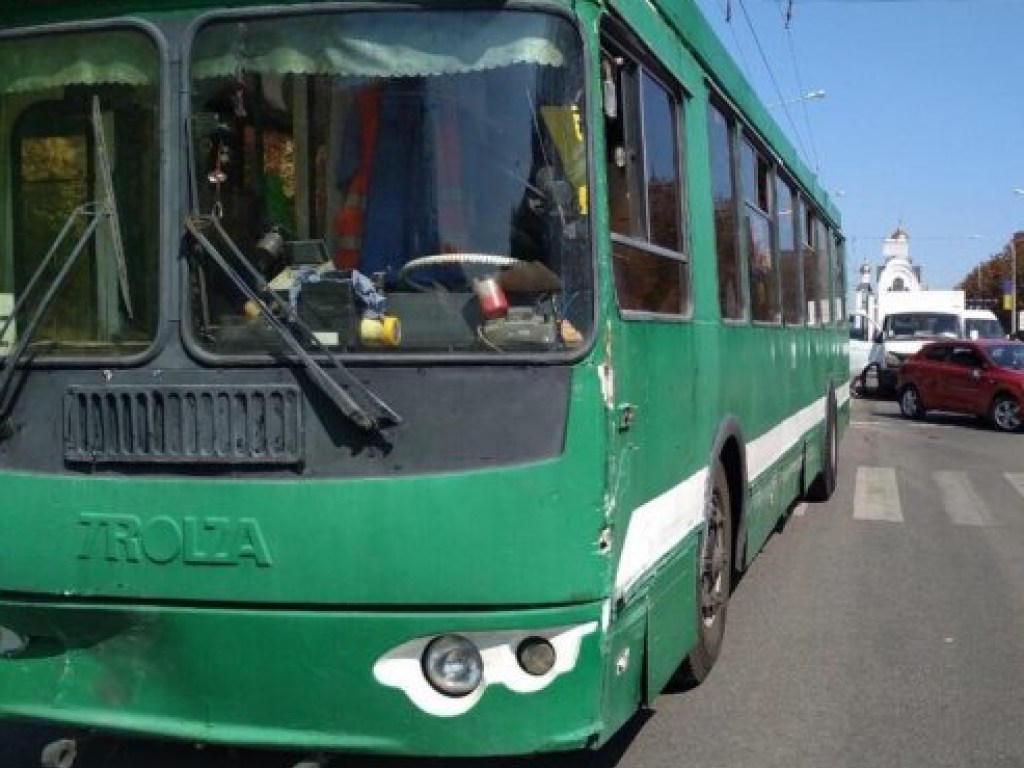 В Харькове троллейбус повредил KIA, «Газель» и Mercedes (ФОТО)