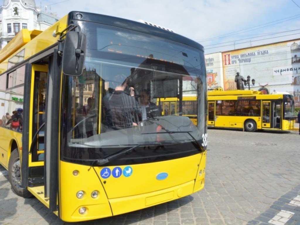 В Черновцах агрессивный пассажир жестко расправился с водителем троллейбуса