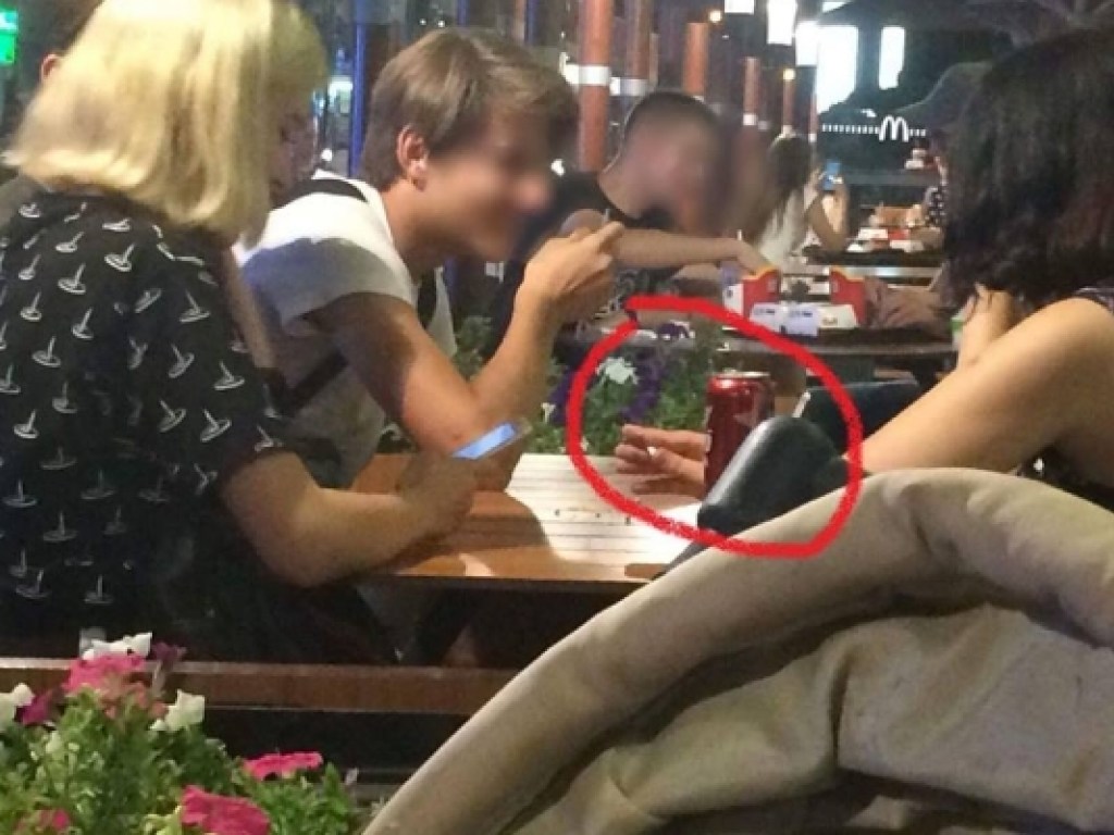 В запорожском кафе подростки пили алкоголь (ФОТО)