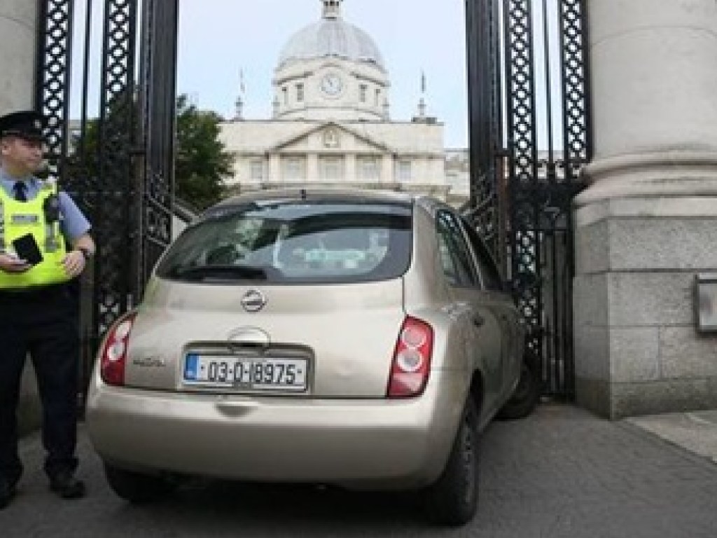 В Дублине женщина за рулем авто влетела в ворота здания правительства (ФОТО)