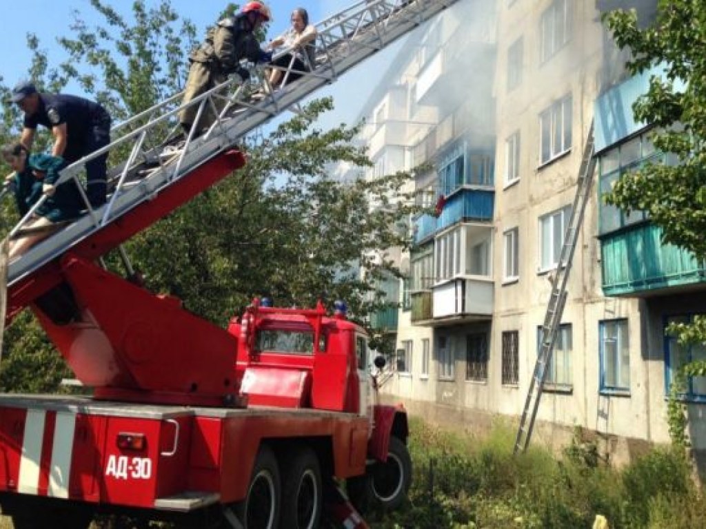 В Донецкой области горел многоэтажный дом, эвакуировали 18 человек (ФОТО)