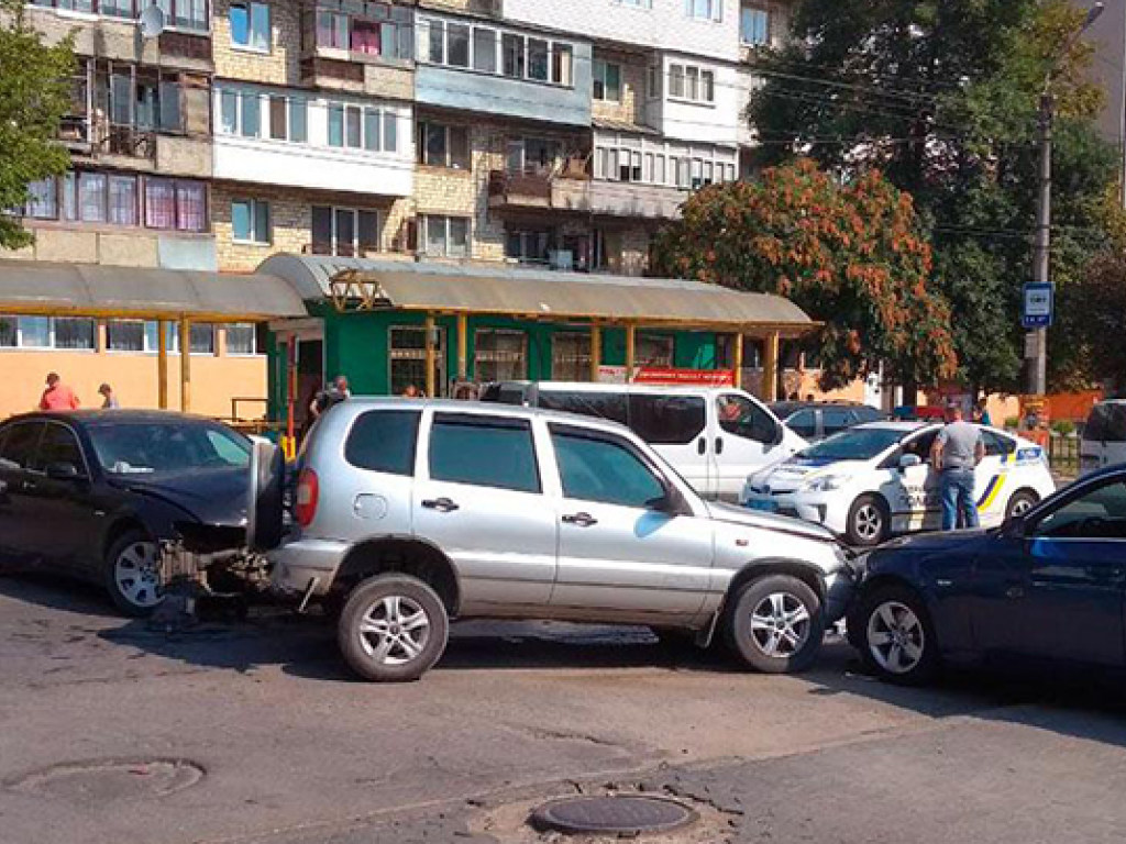 В Черновцах столкнулись два BMW и Chevrolet: пострадали двое детей (ФОТО)