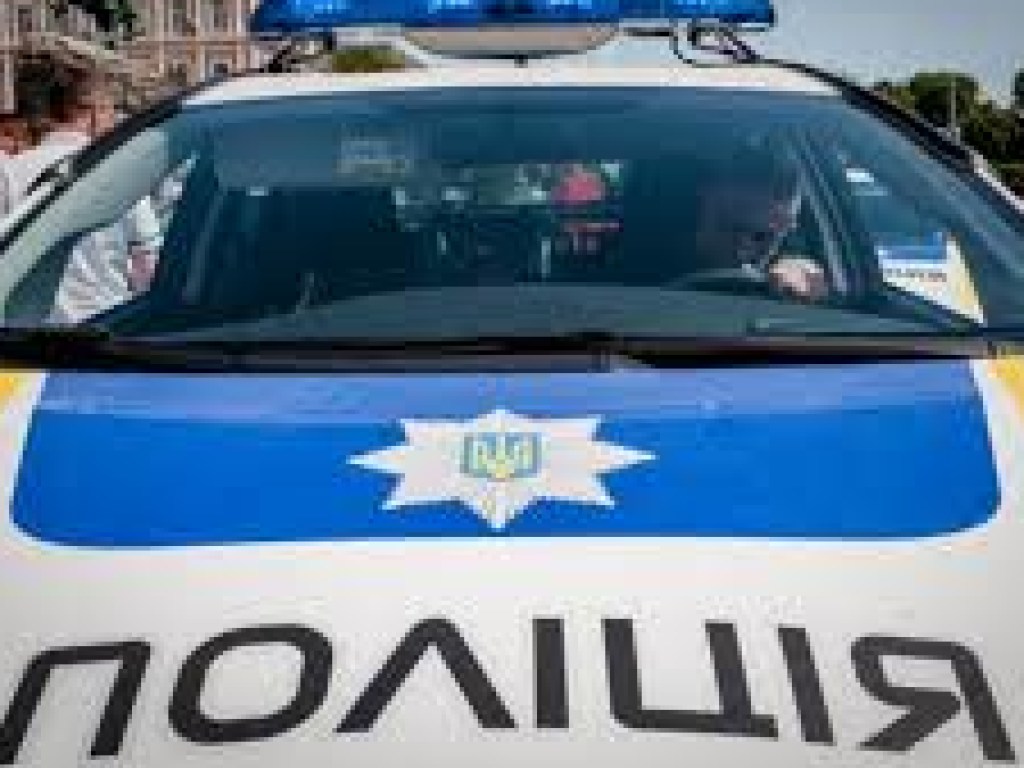 В Киеве неизвестный с ножом ограбил кредитное учреждение: появилось видео