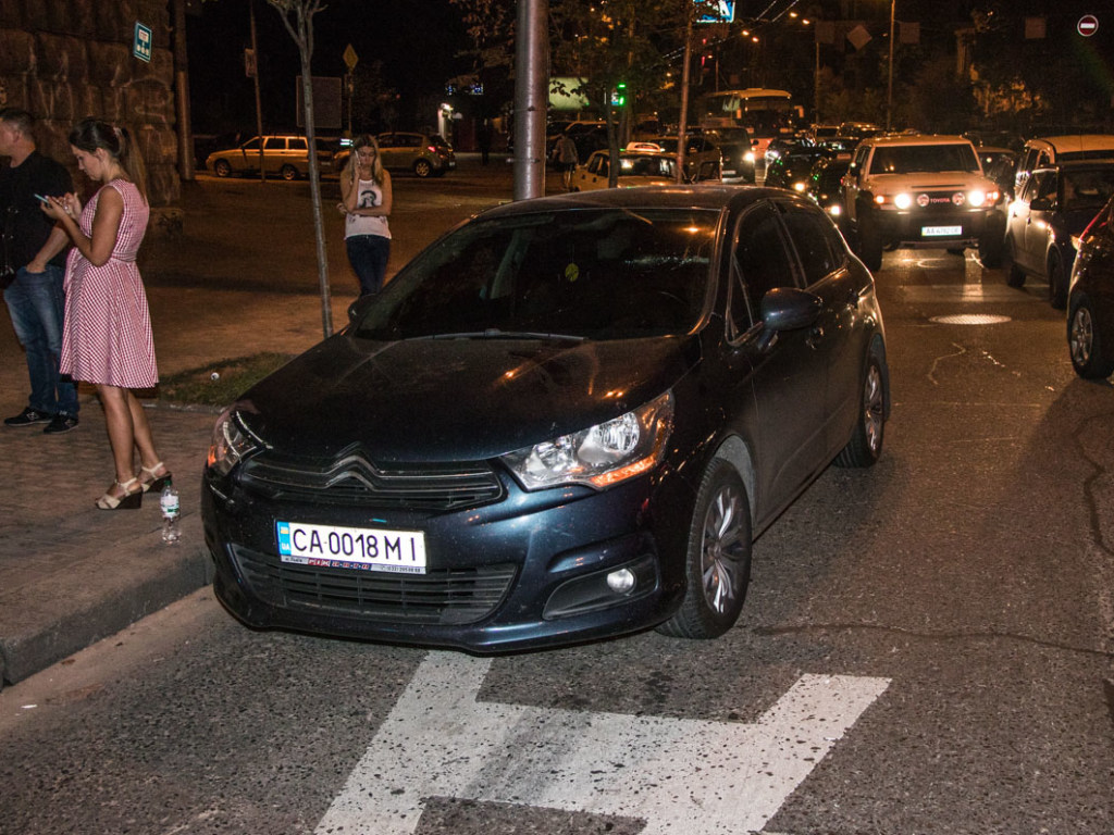 В центре Киева на перекрестке Citroen сбил парня, перебегавшего дорогу (ФОТО)