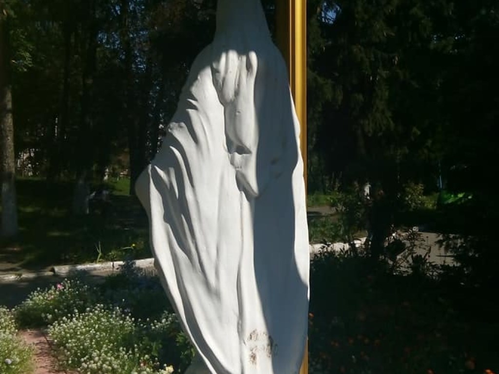 Возле тернопольской детской больницы женщина поиздевалась над фигурой Богородицы (ФОТО) 