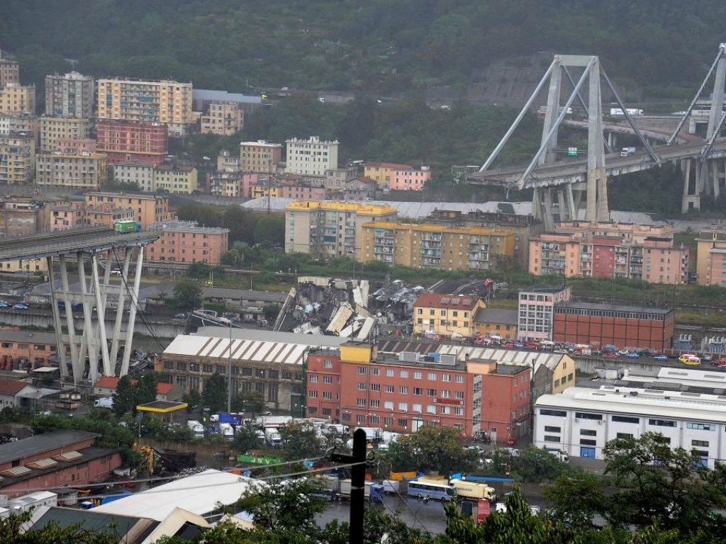 Опубликовало новое видео обрушения моста в Генуе (ВИДЕО)