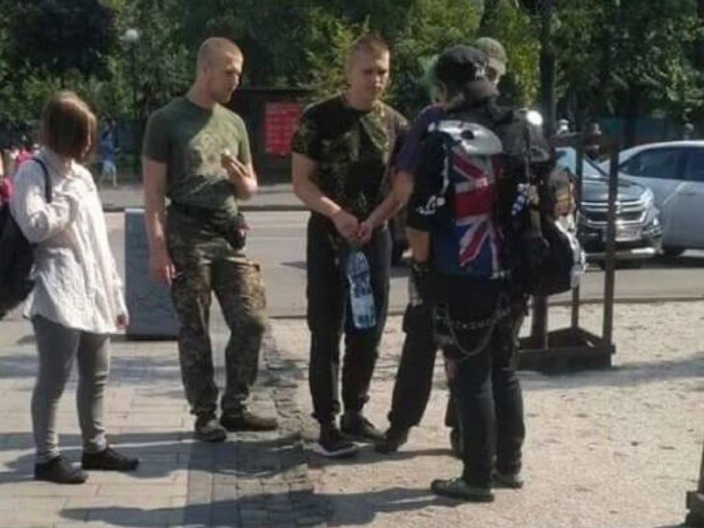 Лидер Левых сил Симоненко осудил избиение подростков в центре Киева националистами