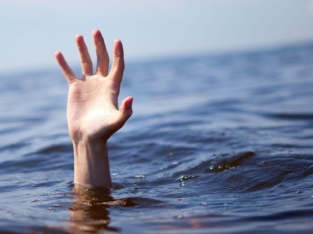 Мужчина утонул на глазах у дежурного спасателя на пляже Бердянска